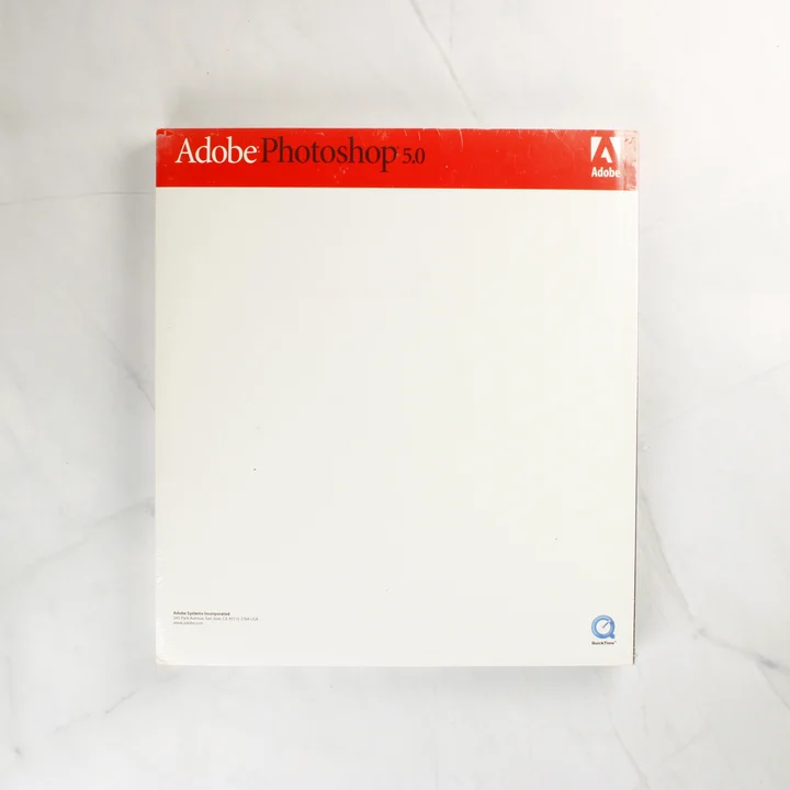 Adobe Photoshop 5.0 felhasználói kézikönyv fehér hátlapja piros sávval