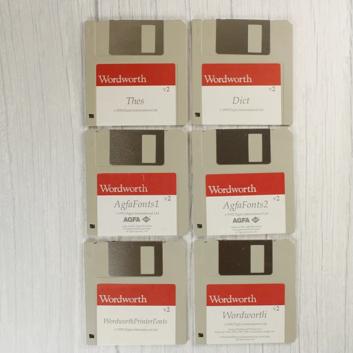 Hat darab 3,5 colos floppy lemez a Wordworth szoftverrel