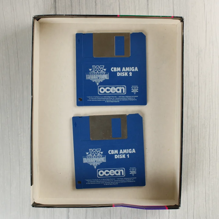 Két kék floppy lemez a WWF European Rampage Tour játékhoz