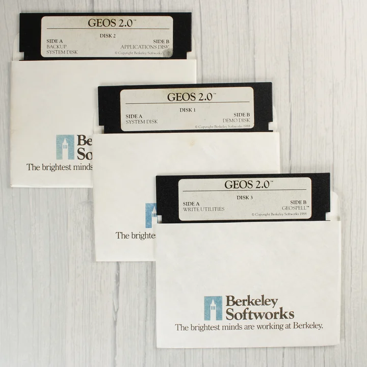 GEOS 2.0 floppy lemezek Három darab 5,25 colos GEOS 2.0 floppy lemez papírtokban