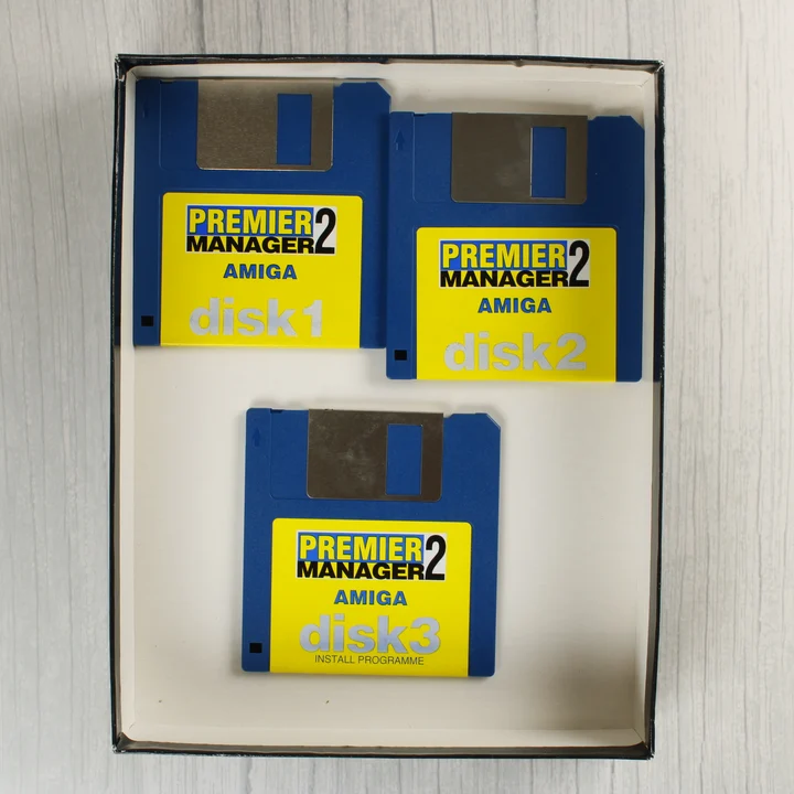 Három darab 3,5 colos floppy lemez a Premier Manager 2 játékhoz