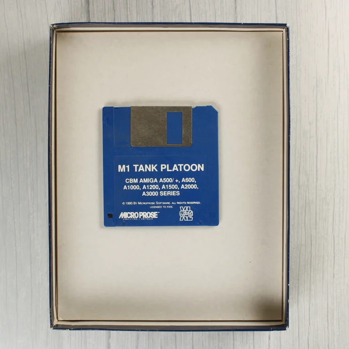 Kék 3,5 colos floppy lemez az M1 Tank Platoon játékkal