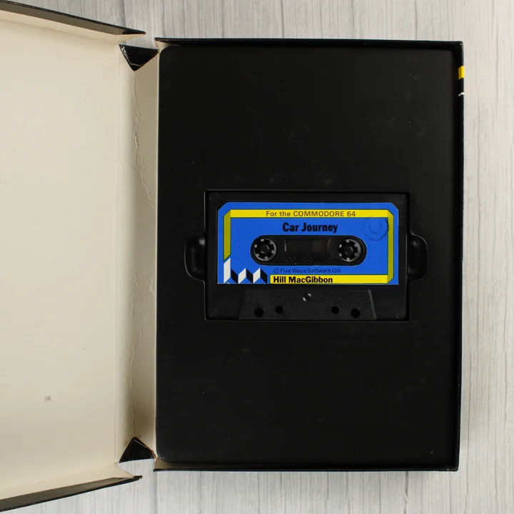 Car Journey C64 kazetta Car Journey magnetofonkazetta a belső tálcában