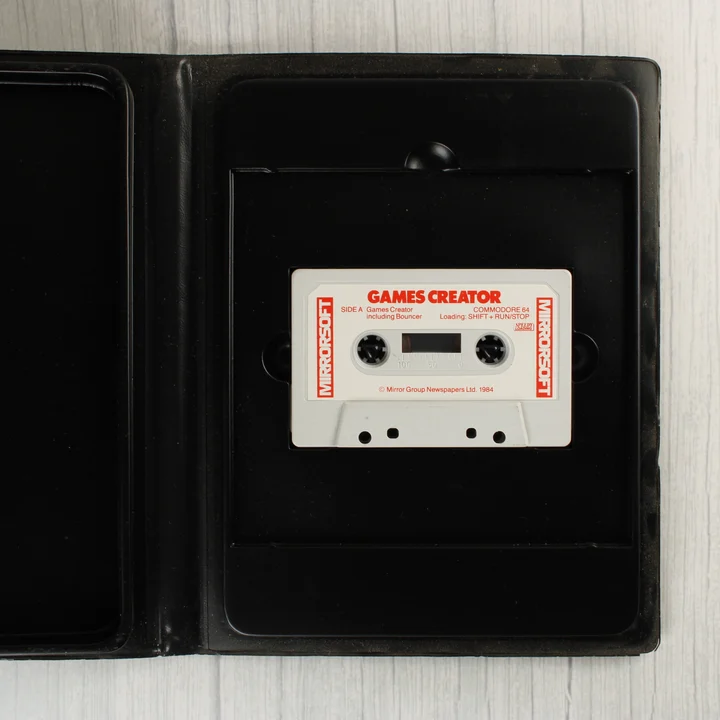 A Games Creator fehér magnókazettája a fekete műanyag tokban