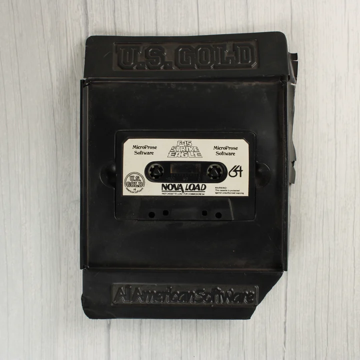 Fekete műanyag tartóban lévő F-15 Strike Eagle játékkazetta.