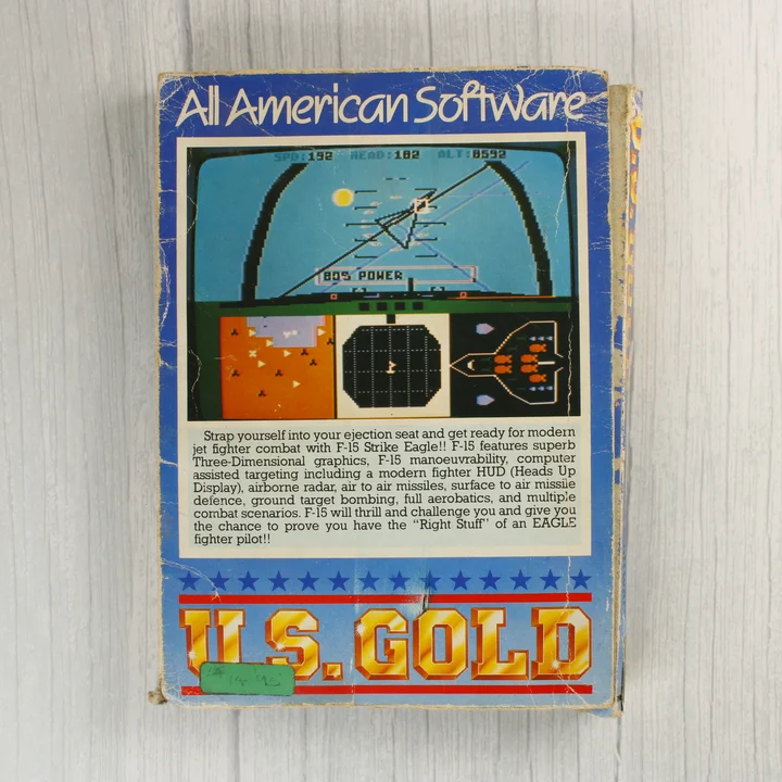 Az F-15 Strike Eagle videójáték dobozának hátoldala leírással és képernyőképpel.