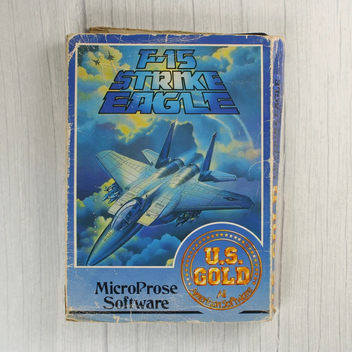 Az F-15 Strike Eagle videójáték dobozának eleje egy vadászgéppel.