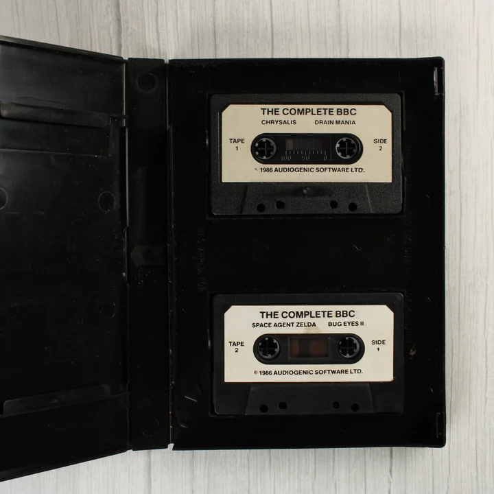 Két magnókazetta a nyitott műanyag tokban