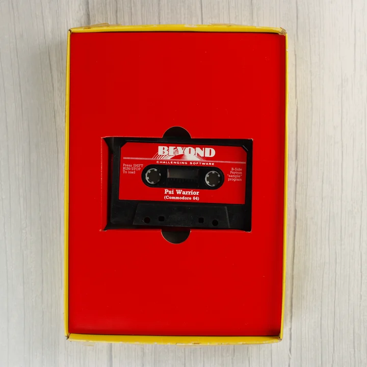 Psi Warrior magnetofonkazetta a piros dobozbelsőben