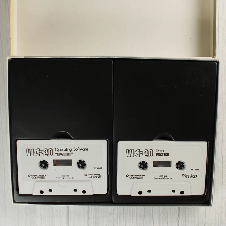 Két darab fehér Commodore VIC-20 magnókazetta a dobozban