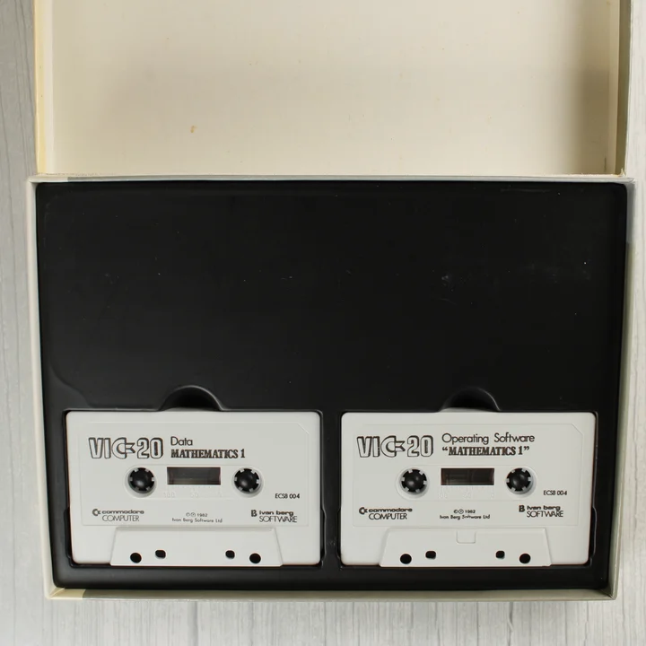 Mathematics 1 kazetták a dobozban Két fehér magnókazetta a Mathematics 1 szoftver dobozában