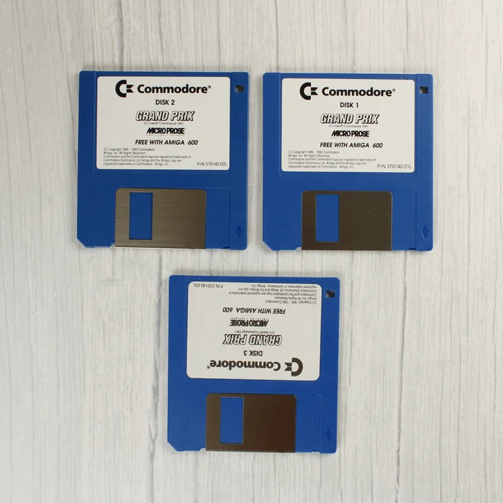 Három kék Amiga floppy lemez