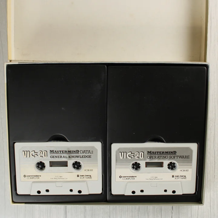 A nyitott doboz a két szoftverkazettával