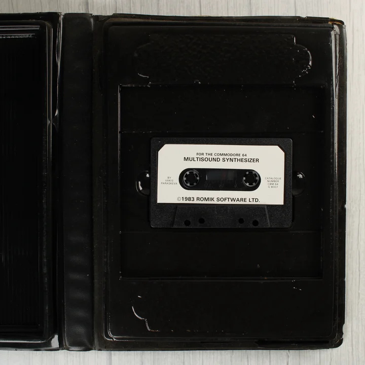 Multisound Synthesizer kazetta Nyitott szoftvertok a fekete magnetofonkazettával