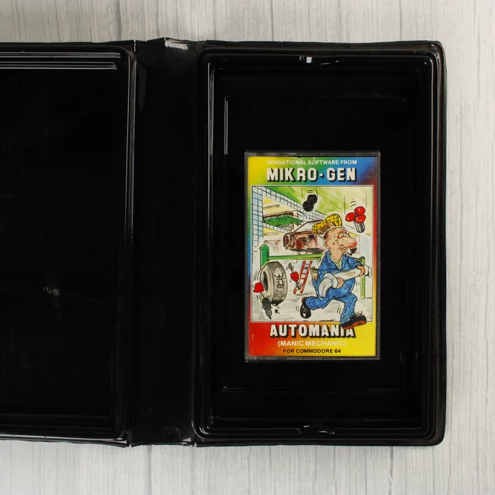 A nyitott fekete tok a benne lévő kazettával