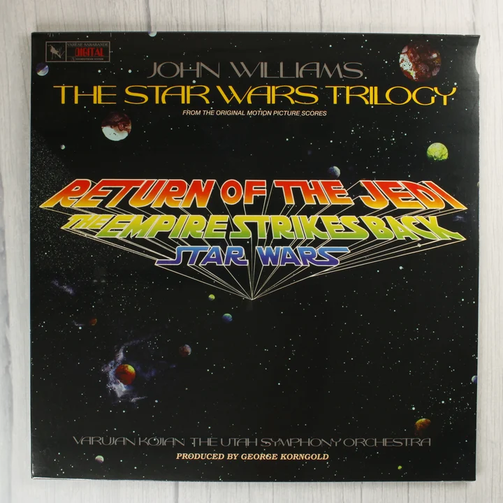 Star Wars Trilogy Bakelit Lemez Előlap The Star Wars Trilogy bakelit lemez borítója csillagos háttérrel