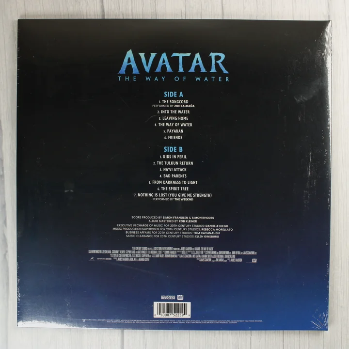 Az Avatar: The Way of Water filmzene bakelit lemez hátoldala a számlistával