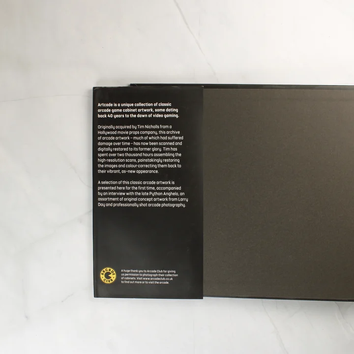 A könyv hátsó borítójának belső füle angol nyelvű leírással.