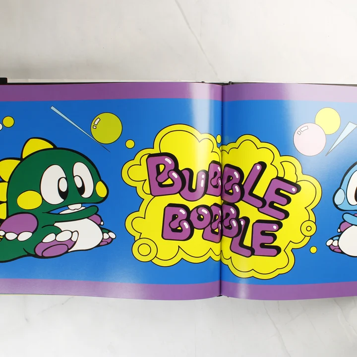 Kétoldalas illusztráció a Bubble Bobble videójáték karaktereivel.