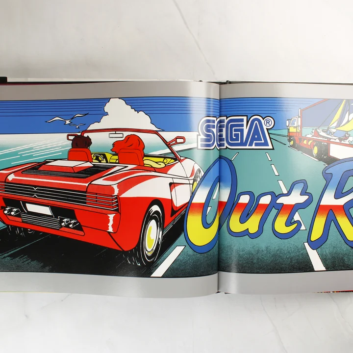 Kétoldalas illusztráció a Sega Out Run videójáték grafikájával.