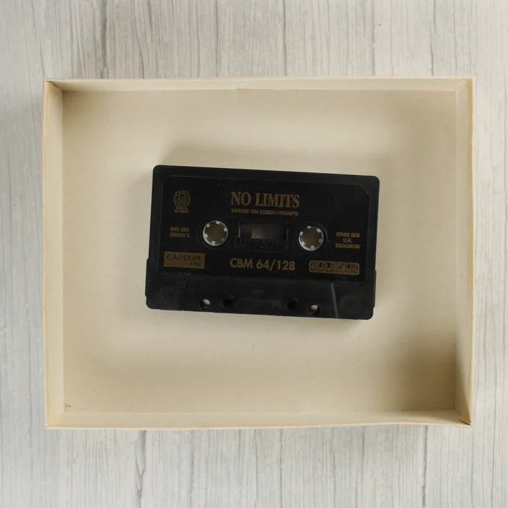No Limits C64 kazetta és belső csomagolás A No Limits videójáték fekete kazettája a nyitott dobozban.