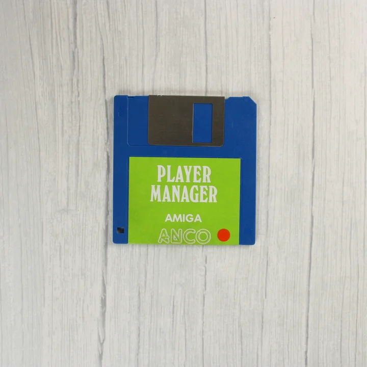 Kék 3,5 colos floppy lemez Player Manager felirattal