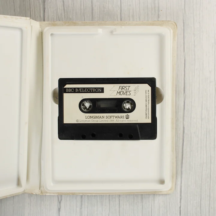 First Moves kazetta A nyitott műanyag tokban lévő fekete szoftverkazetta.