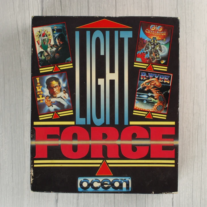 Light Force Amiga doboz elölnézet A Light Force videójáték-válogatás színes kartondoboza elölről