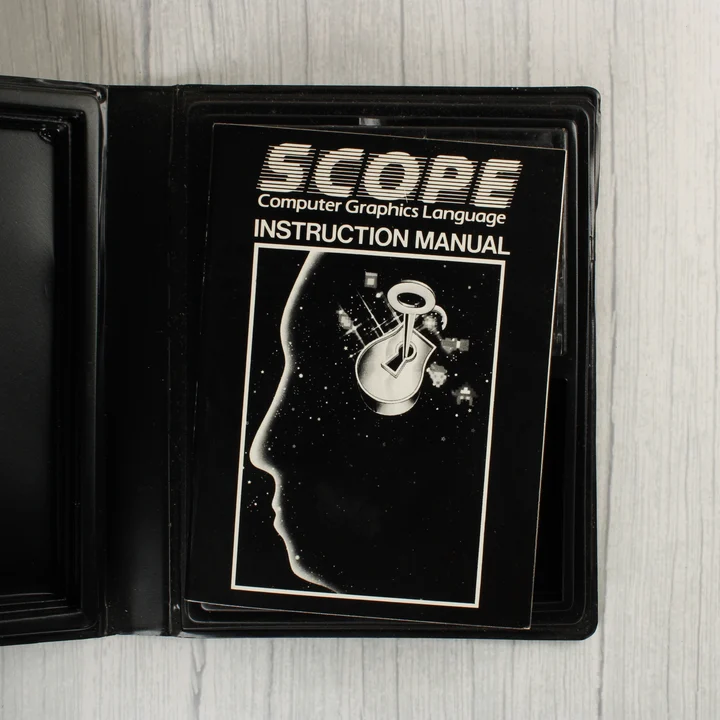 A SCOPE szoftver nyitott tokja a használati útmutatóval