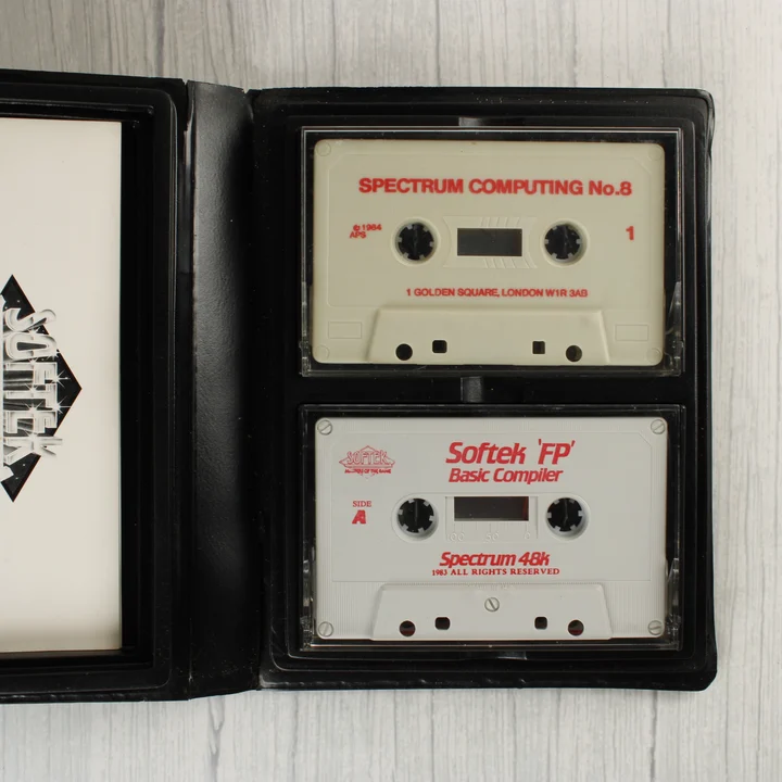 Softek FP Compiler nyitott tok két kazettával