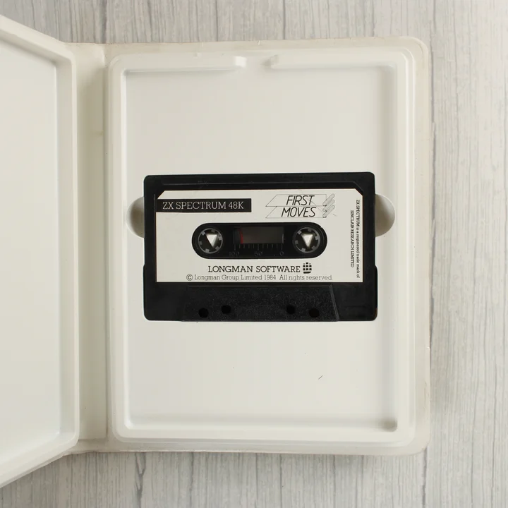 A nyitott tokban lévő fekete magnetofonkazetta