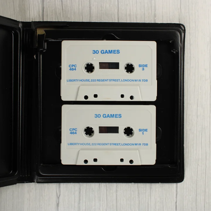 A 30 Games válogatás belső része a két fehér kazettával