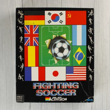 Fighting Soccer Atari ST játék dobozának előlapja zászlókkal és focilabdával