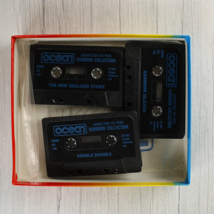 Három fekete kazetta a dobozban