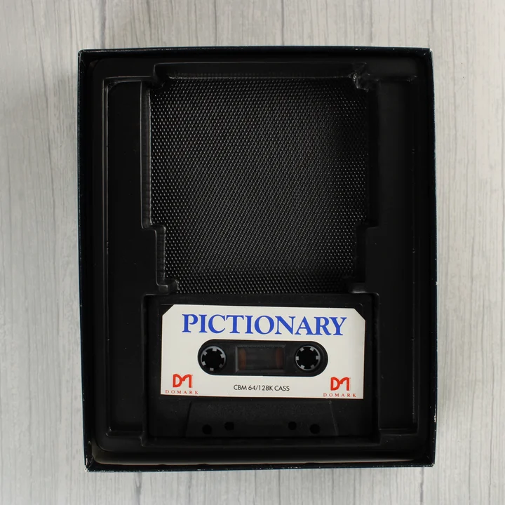 Pictionary C64 magnetofonkazetta a műanyag tálcában