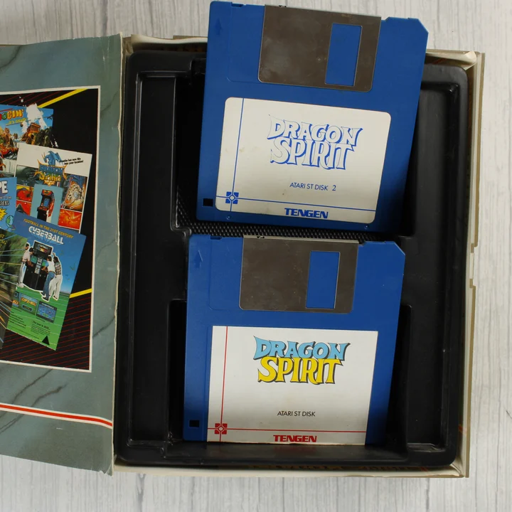 Két kék floppy lemez a Dragon Spirit játékhoz a tokban