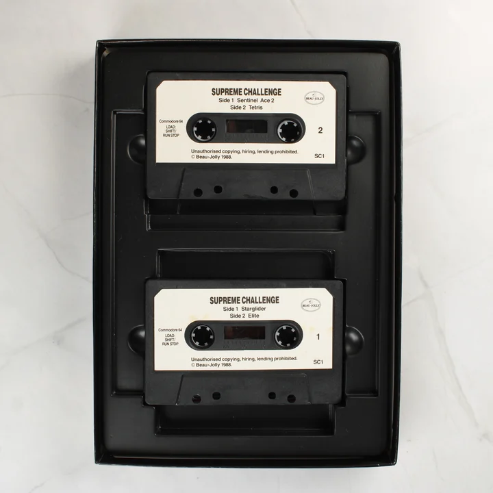 Két fekete magnókazetta a Supreme Challenge válogatáshoz a belső tálcában