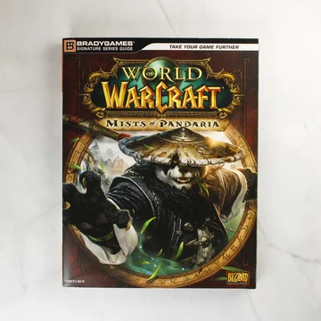 A World of Warcraft Mists of Pandaria stratégiai útmutató elülső borítója egy pandaren harcossal