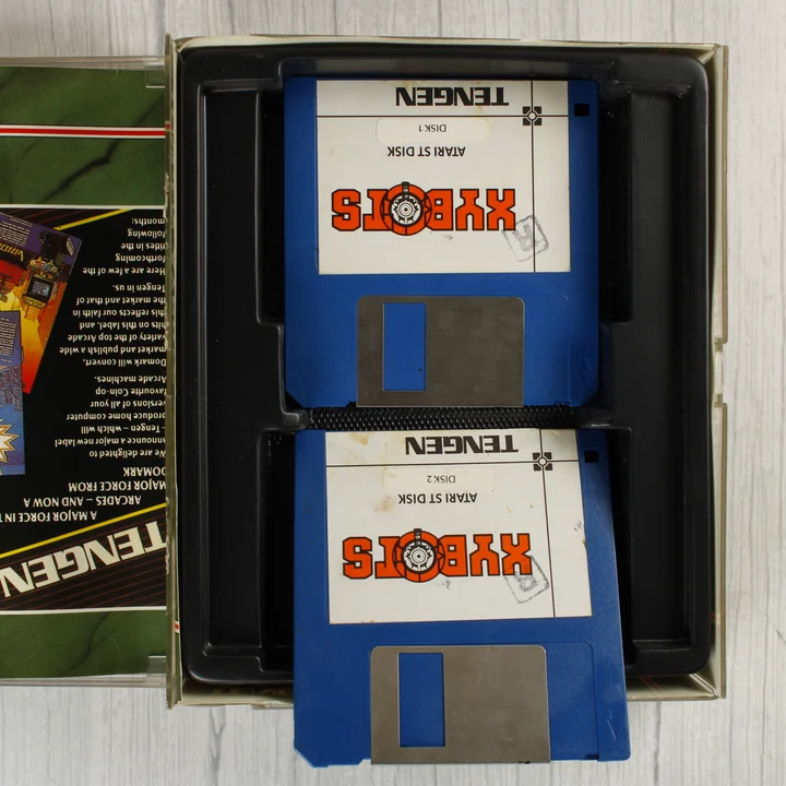 Két kék floppy lemez a fekete műanyag tartóban