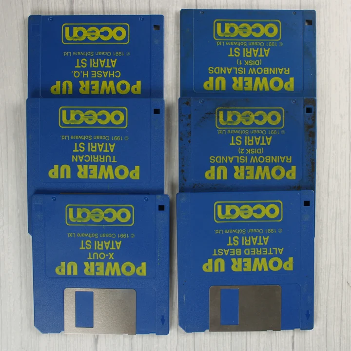 Hat darab kék színű 3,5 colos floppy lemez Atari ST-hez.