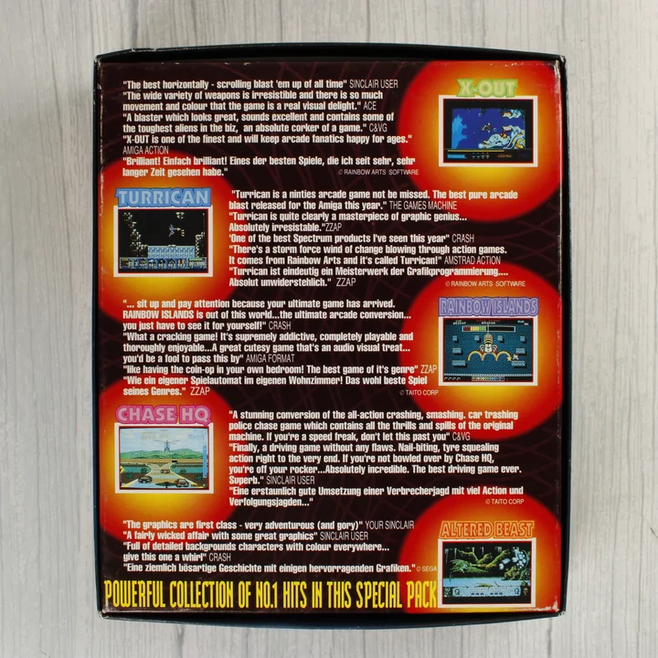 A Power Up videójáték-válogatás dobozának hátoldala leírásokkal és képernyőmentésekkel.