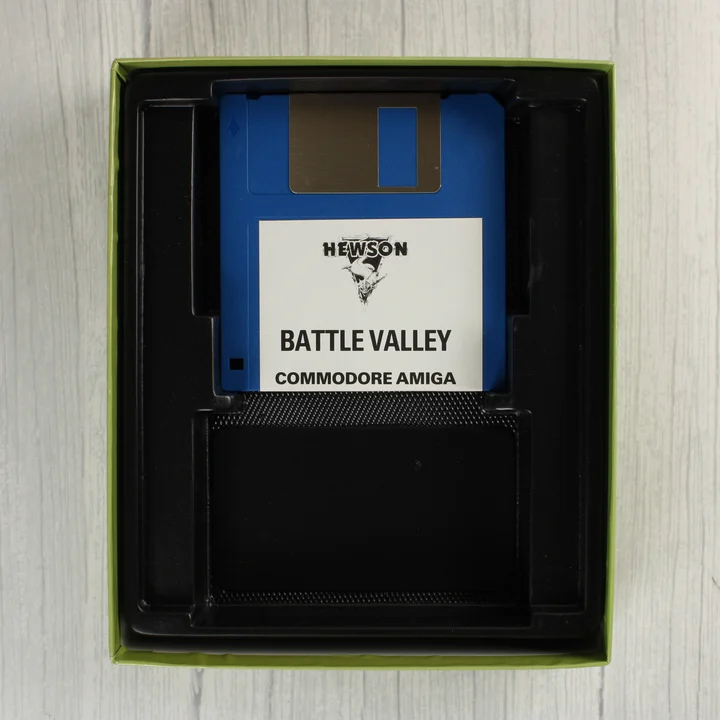 Battle Valley kék floppy lemez a belső tálcában