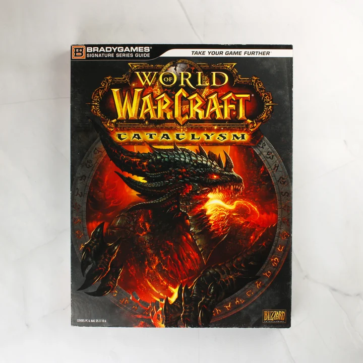 A World of Warcraft: Cataclysm stratégiai útmutató előlapja Deathwing sárkánnyal