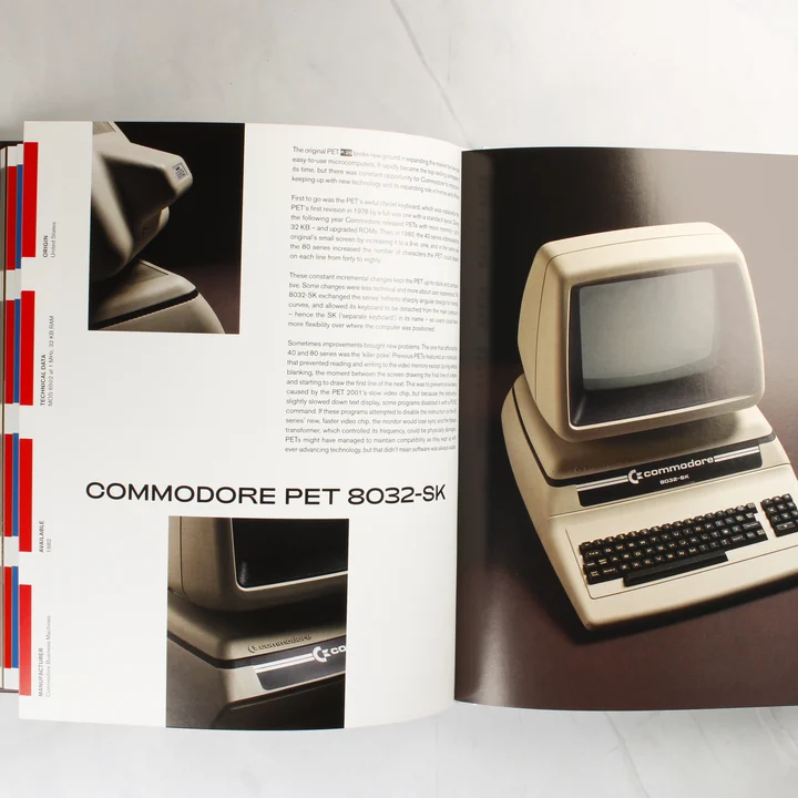 Nyitott könyv a Commodore PET 8032-SK számítógépet bemutató oldalnál