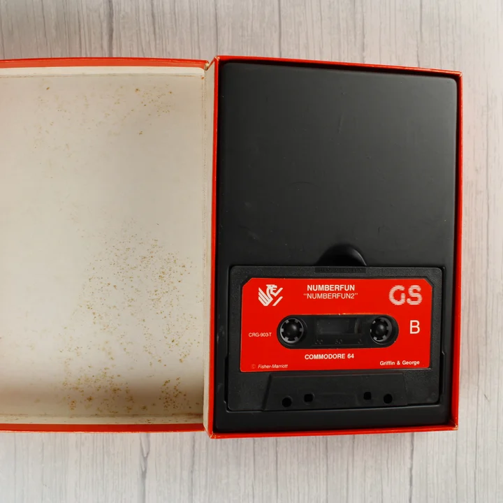 A nyitott doboz belseje a fekete kazettával