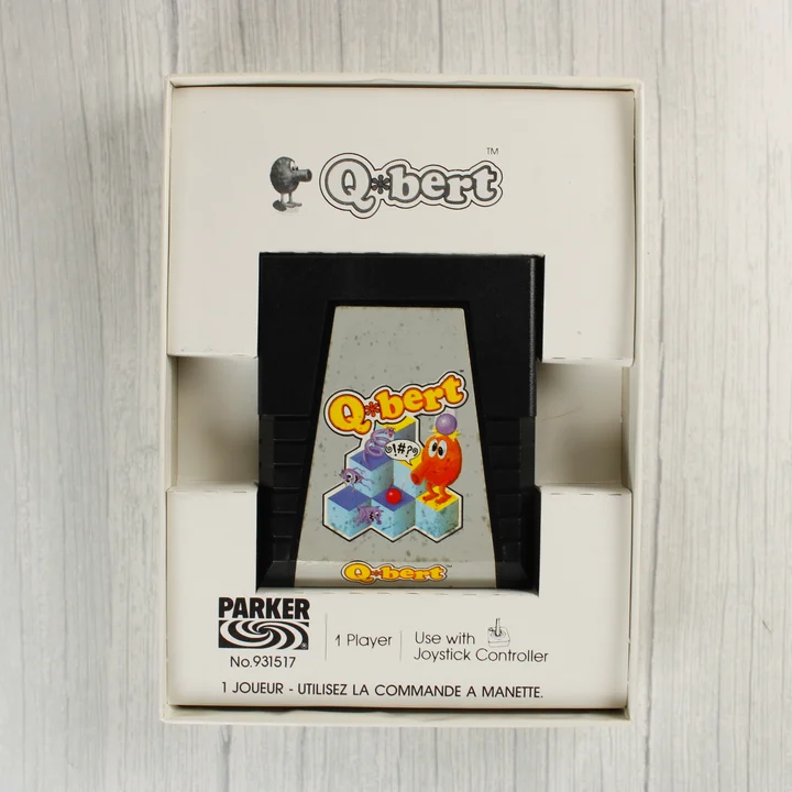 Q*bert videójáték cartridge a belső kartonbetétben