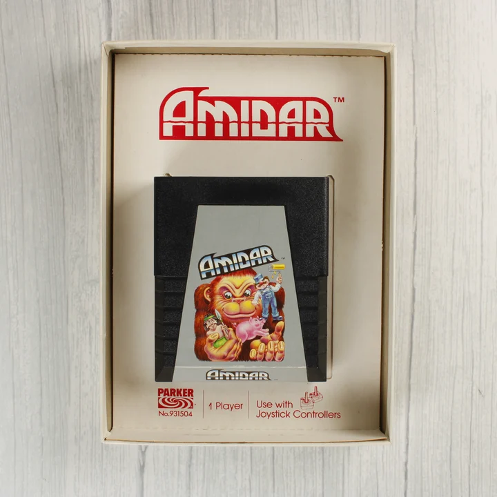 Az Amidar játék cartridge a belső kartonbetétben