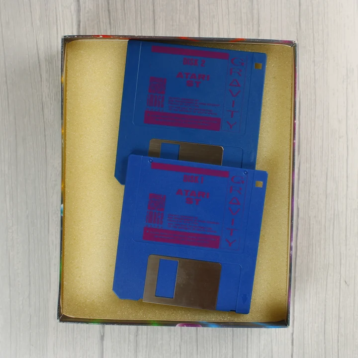 Két kék színű 3,5 colos floppy lemez a játék dobozában