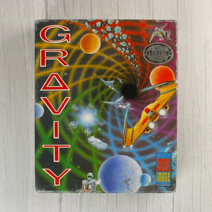 A Gravity videójáték színes illusztrációval ellátott dobozának előlapja