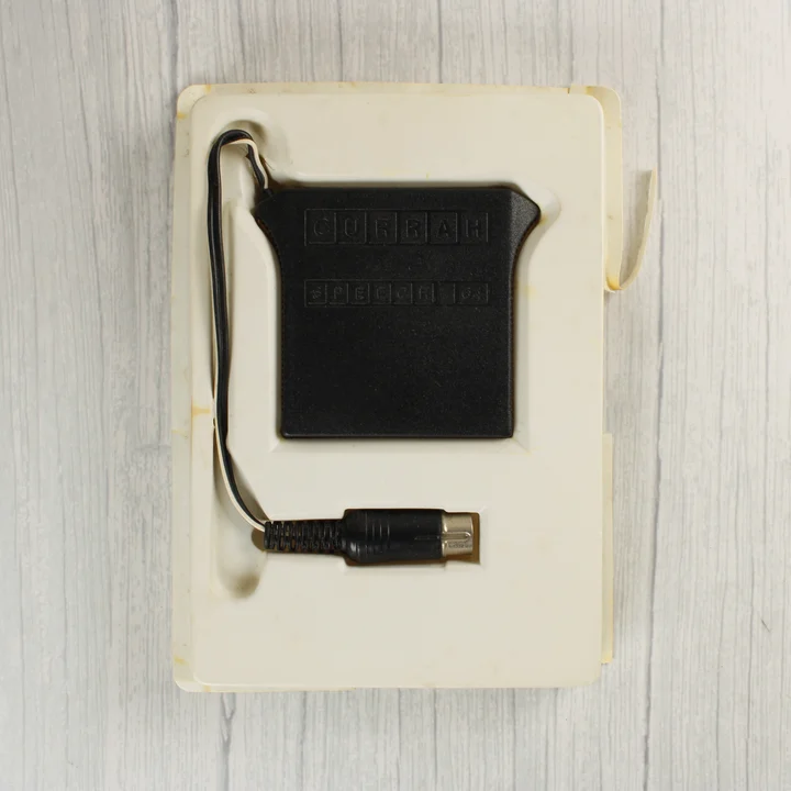 Currah Speech 64 cartridge a belső tálcában